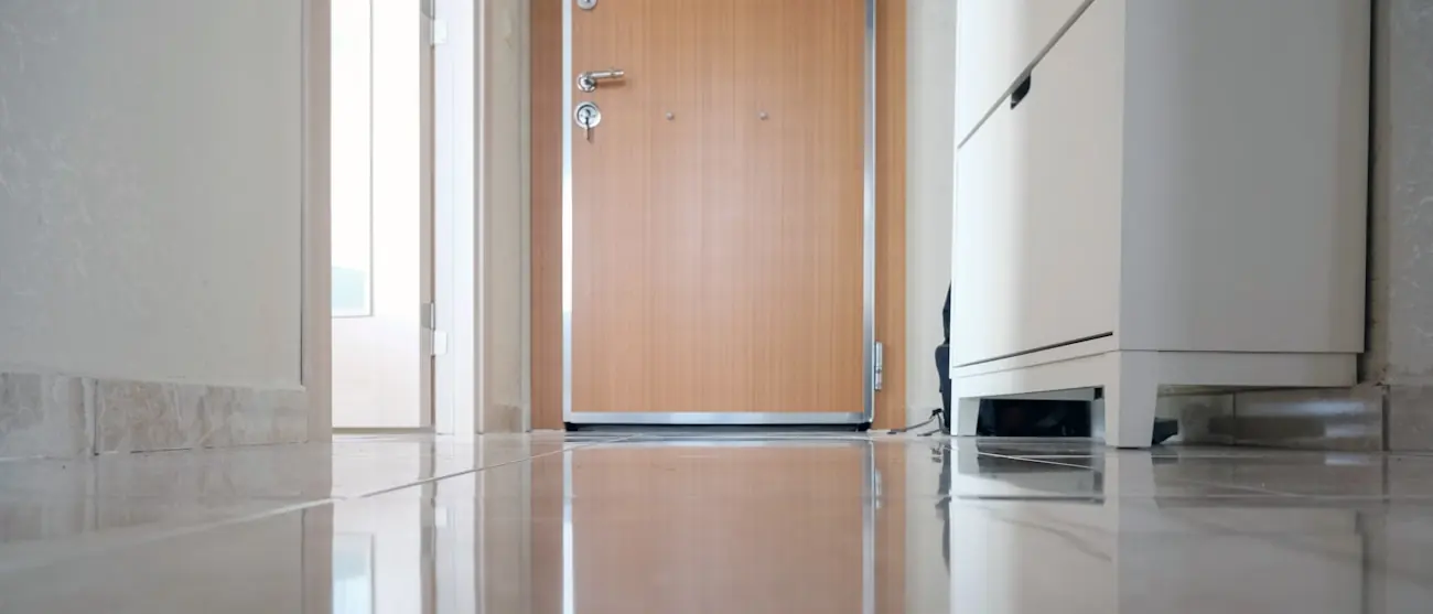 Gereinigter Hausflur mit spiegelndem Boden